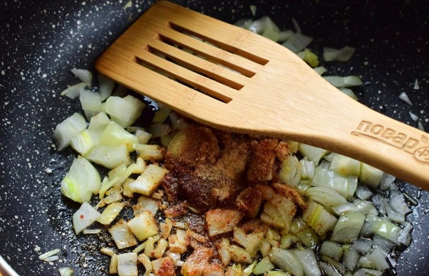 1. Этап. Жаркое из курицы с айвой: Лук нарежьте кубиками. На оставшемся масле обжарьте лук до золотистой корочки, добавьте все специи и перемешайте.