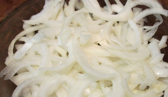 1. Этап. Салат из курицы с фасолью: Репчатый лук очистите и вымойте. Нарежьте его полукольцами. Можно положить в салат лук сырым, а можно замариновать его на пять минут в уксусе и воде, тогда он будет не таким горьким и приобретет приятную кислинку.