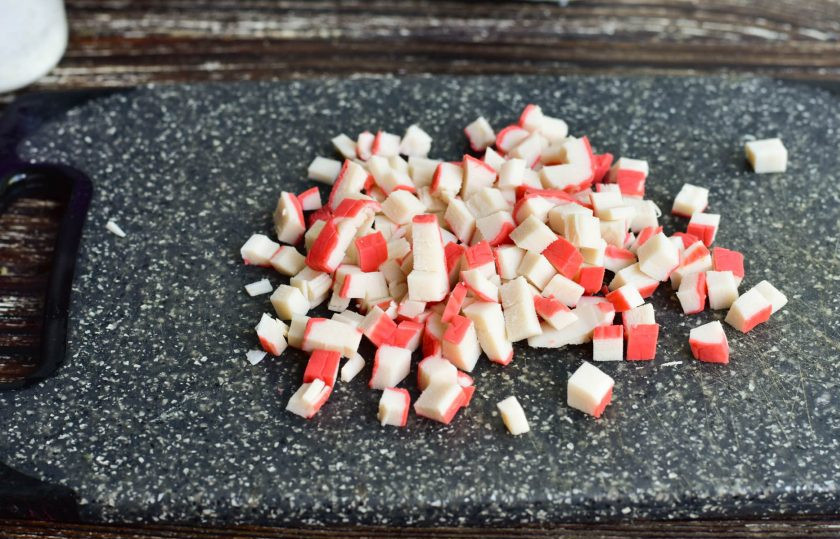 1. Этап. Салат с крабовым мясом по ГОСТу: Нарежьте крабовое мясо.