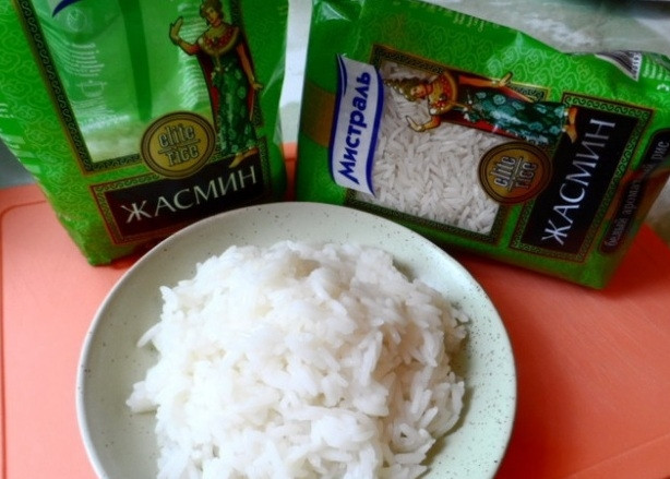 1. Этап. Пирог на кефире с рыбными консервами: 1. Рыбные пироги готовят на основе дрожжевого или песочного теста, но тесто на основе кефира или сметаны тоже будет удачным для пирога из рыбных консерв. Я всегда готовлю именно такое тесто, быстро и доступно. Предварительно отварите рис и яйца.