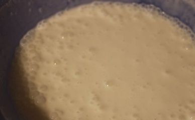 1. Этап. Торт с фруктами и желатином: Набухший желатин растопить и остудить. Сметану хорошо взбить с сахаром, добавить ванильный сахар и, продолжая взбивать, тонкой струйкой влить раствор желатина. Хорошо взбить!!!!