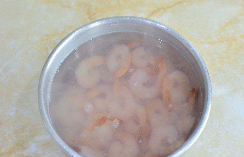 1. Этап. Салат с ананасом, креветками и пекинской капустой: Креветки опустите в кипящую воду и проварите 1-2 минуты. Затем откиньте на дуршлаг и пролейте холодной водой.