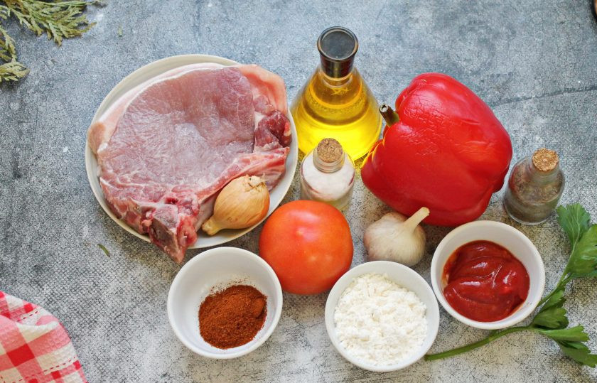 1. Этап. Суп гуляш в мультиварке: Подготовьте все необходимые ингредиенты для приготовления супа гуляша в мультиварке. Чеснок и репчатый лук почистите от оболочки, у болгарского перца отрежьте плодоножку и удалите семена. Овощи сполосните, у томатов снимите кожицу.