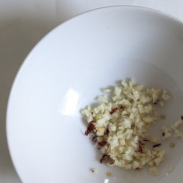 1. Этап. Острый жареный фарш по-тайски: Между делом мелко нарезать чеснок и перец чили. У меня 1 маленький, но очень острый.