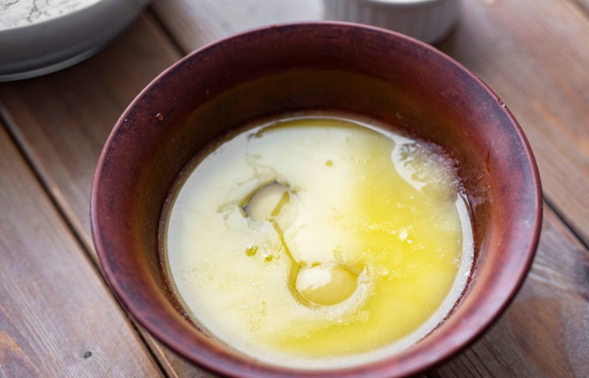 1. Этап. Булочки с яблоком и корицей из дрожжевого теста: В отдельную миску залейте растопленное и уже немного охлажденное сливочное масло (80 грамм), добавьте оставшийся белый сахар и яйца.