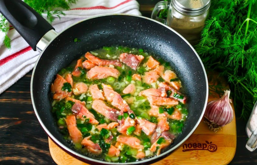 1. Этап. Паста с лососем: Влейте соевый соус, воду, всыпьте молотую паприку и молотый черный перец, потушите на умеренном нагреве примерно 2-3 минуты.