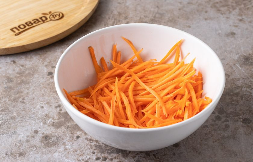 1. Этап. Салат из моркови как в столовой: Морковь очистите, помойте и натрите на терке для моркови по-корейски.