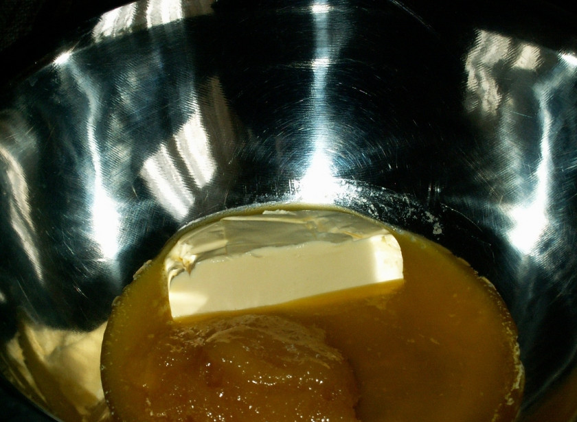 1. Этап. Торт Медовик со сгущенкой: Растопите на водяной бане маргарин и мед.