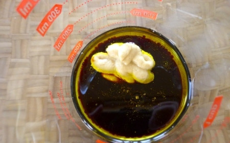 1. Этап. Стейк с цитрусами: Готовим маринад. Для этого в посуде смешиваем соевый соус, бальзамический уксус и горчицу.