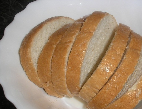 1. Этап. Быстрая пицца из батона: От хлеба в этом рецепте зависит вкус всего блюда, поэтому выбирайте хороший белый батон. Правда, он не обязательно должен быть свежим, черствые кусочки тоже подойдут. Выложите ломтики в глубокую пиалку и залейте молоком. Дайте настояться 10 минут, чтобы молоко полностью впиталось.