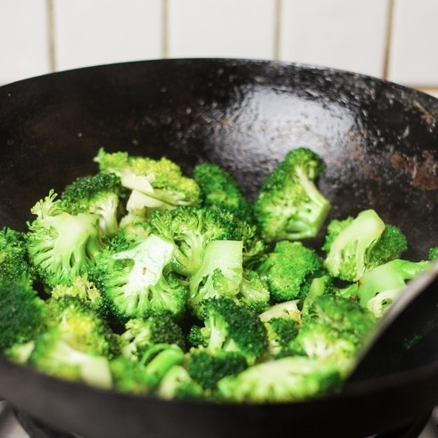 1. Этап. Говядина с брокколи: Жарим брокколи пару минут на очень быстром огне, постоянно перемешивая. Затем извлекаем овощи из горячего вока.