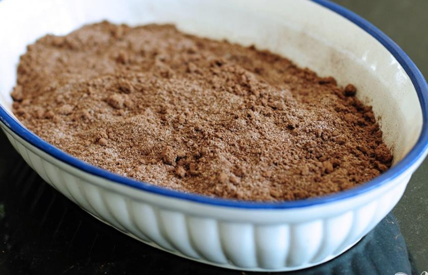 1. Этап. Шоколадный коблер: 3. Влить приготовленное тесто смесь в форму, предпочтительно овальную. В отдельной средней миске смешать оставшийся белый сахар (1/2 стакана), коричневый сахар и оставшиеся 4 столовые ложки какао-порошка. Посыпать полученной смесью равномерно поверх теста.