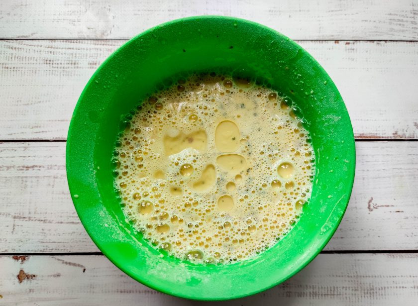 1. Этап. Блинчики с морковной начинкой: В тесто добавьте растительное масло и еще раз перемешайте.