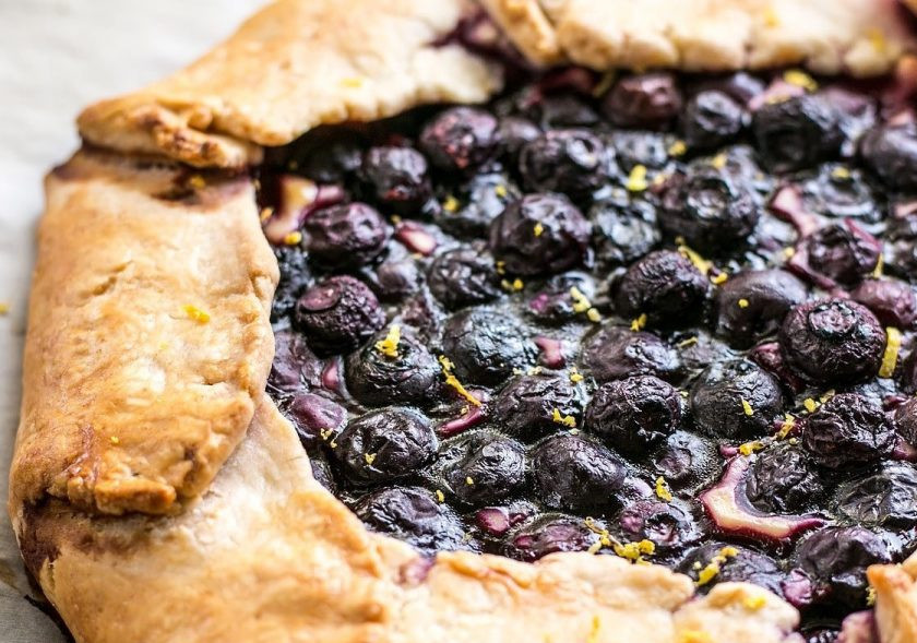 1. Этап. Галета с черникой и сливочным сыром: 11. Готовую выпечку остудите в течение 10 минут после запекания, затем подавайте к столу.