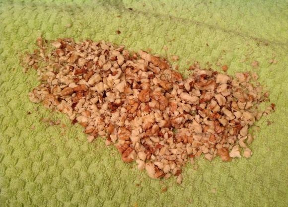 1. Этап. Салат из курицы и грибов: Грецкие орехи измельчите.