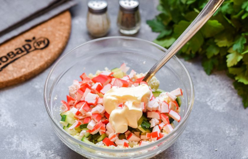 1. Этап. Тарталетки с авокадо и крабовыми палочками: Добавьте соль, перец, крем сыр.