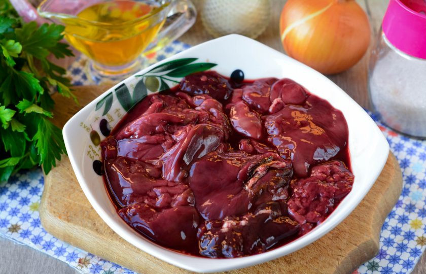 1. Этап. Карамелизированная куриная печень: Подготовьте ингредиенты для приготовления карамелизированной куриной печени.