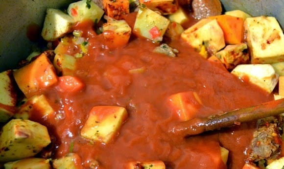 1. Этап. Рагу из говядины в тыкве по-аргентински: Следующими добавляем паприку, хлопья чили, орегано и томатный соус (или измельченные блендером томаты в собственном соку).