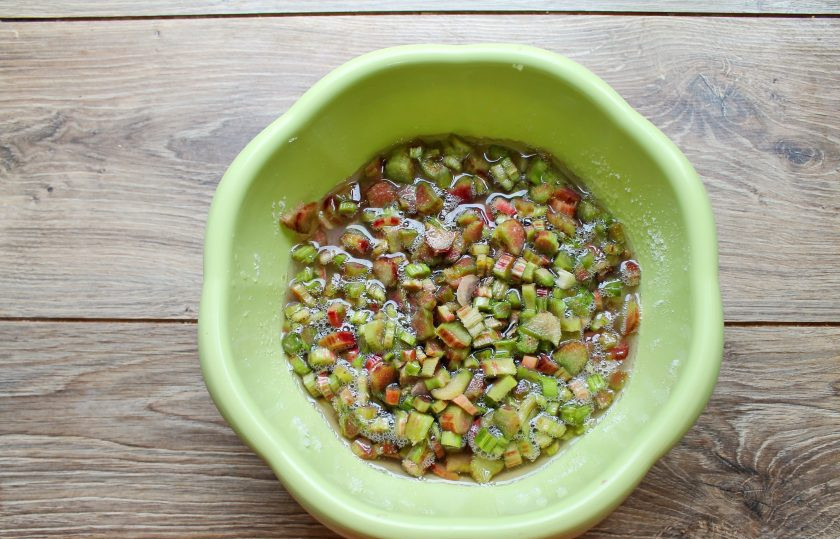 1. Этап. Варенье из малины и ревеня: Засыпьте ревень сахаром и оставьте все на 8 часов для выделения сока.