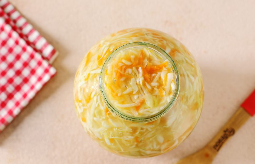 1. Этап. Капуста Бомба в горячем рассоле: Затем переложите капусту в банку, накройте капроновой крышкой и уберите в холодильник. Капуста 