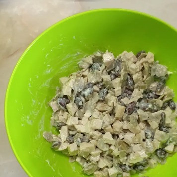 1. Этап. Салат с фасолью, грибами и курицей: *