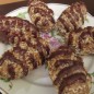 Пирожное Картошка с грецкими орехами Очищенные грецкие орехи поджарить на сковороде, А затем их измельчить. Бисквит должен быть черствым, тогда он будет хорошо крошиться. У меня остались кусочки от торта 3-х дневной давности, я измельчила их на терке. Из масла и сгущенного молока взбить крем. Крем тщательно перемешать с бисквитной крошкой и половиной грецких орехов. Остальную половину орехов смешать с кокосовой стружкой. Сформовать пирожные в виде картошки и обвалять в орешках с кокосом. Пирожные убрать в холодильник, охлажденные они вкуснее. При желании полить пирожные шоколадной глазурью.
