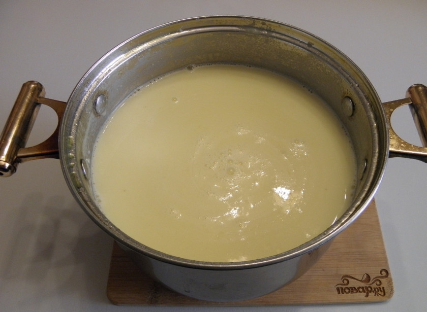 1. Этап. Сырный суп из плавленых сырков: В готовый суп положите плавленый сыр, проварите пару минут. Снимите с огня и погружным блендером пюрируйте суп до однородного состояния.