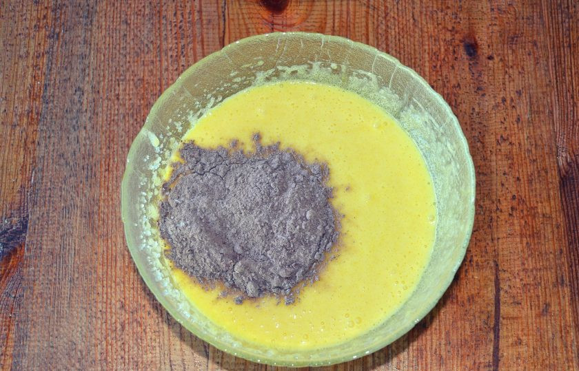 1. Этап. Торт Темный Ларри: Вводим часть сухих ингредиентов.