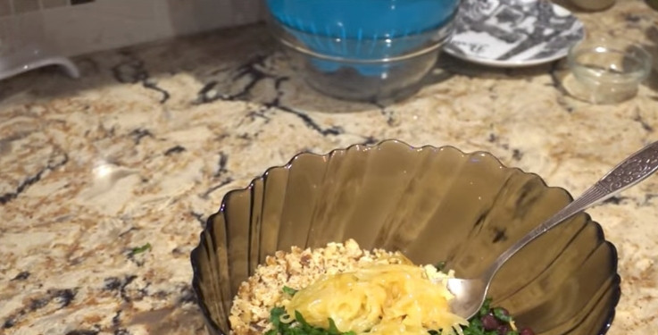 1. Этап. Лобио из консервированной фасоли: Следом — измельченные зелень и чеснок, а также лук.