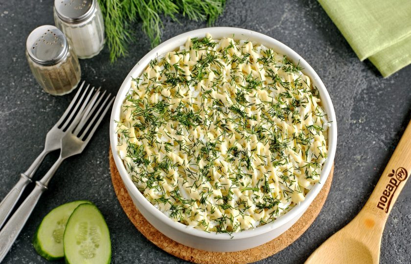 1. Этап. Салат с копченой грудкой и сыром: Салат с копченой грудкой и сыром готов. Можно сразу же подавать его к столу. Приятного аппетита!