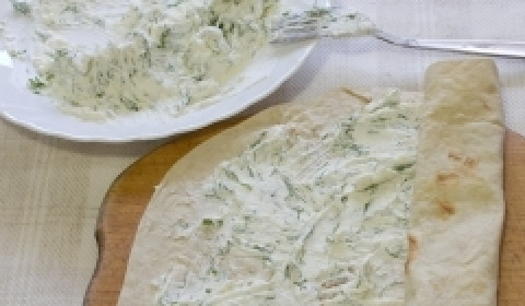 1. Этап. Лаваш с творогом и чесноком: 7. Начиняем лаваш начинкой. Для этого намазываем готовую начинку на кусочки лаваша и сворачиваем их в трубочки.