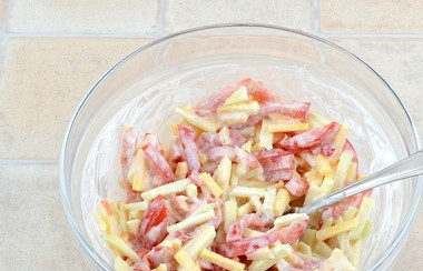 1. Этап. Салат Любимая женщина: Заправьте салат 