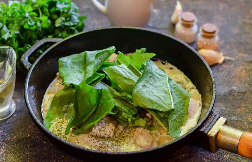 1. Этап. Курица со шпинатом в сливочном соусе: Добавьте в сковороду шпинат, перемешайте и прогрейте все еще одну минуту. После подавайте блюдо к столу.