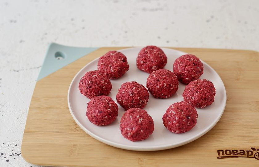 1. Этап. Свекольный фалафель: Скатайте шарики размером чуть больше грецкого ореха.