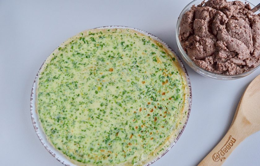 1. Этап. Шпинатные блины с печенью: Шпинатные блины готовы, начинка готова! Осталось лишь фаршировать.