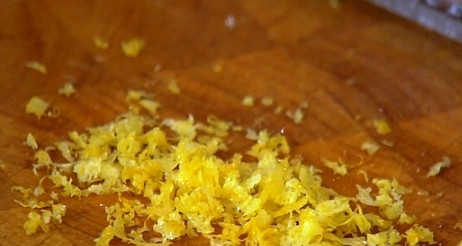 1. Этап. Цыплята в духовке: Лимон необходимо помыть и натереть его цедру на мелкой терке.