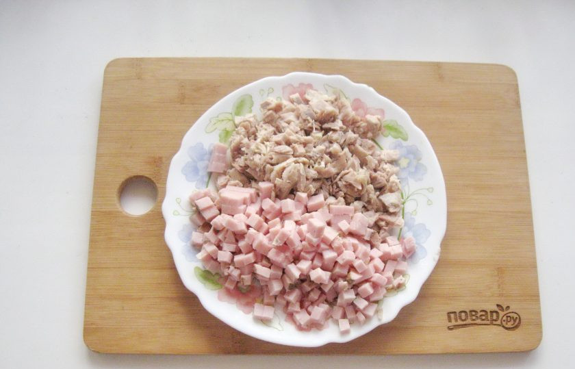 1. Этап. Солянка без копченостей: И также нарежьте сосиски и отварную курицу.