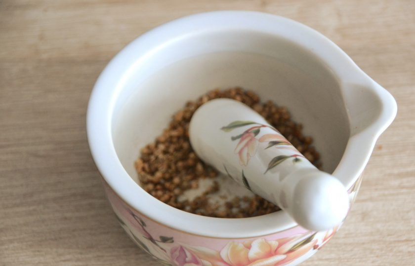 1. Этап. Бездрожжевой кето-хлеб: Измельчите в ступке кориандр, не очень мелко, всыпьте к общей массе.