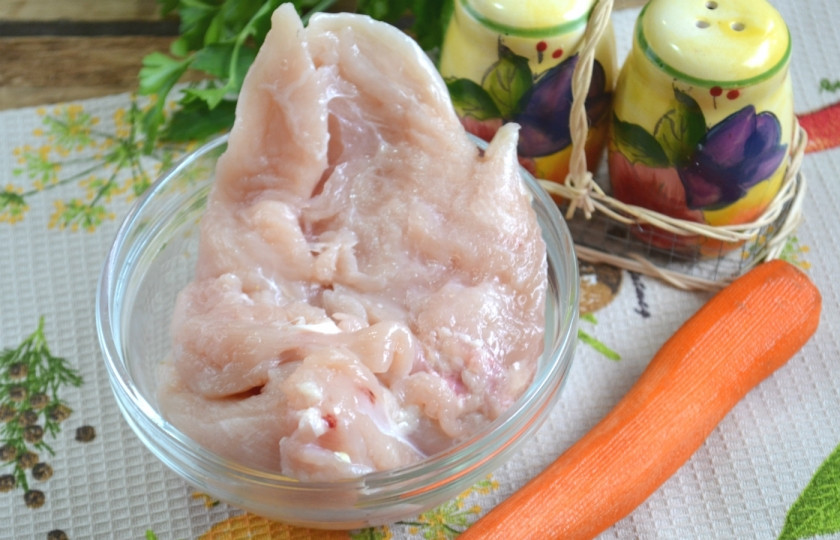 1. Этап. Рулет из индейки в духовке: Приготовьте все необходимые ингредиенты. Для приготовления рулета из индейки возьмите небольшой кусок грудинки (желательно охлажденный) если вам удалось купить только мороженую птичку, то заранее разморозьте ее при комнатной температуре. Морковку возьмите небольшую, ярко-оранжевую, чтобы в разрезе рулет выглядел очень аппетитно.