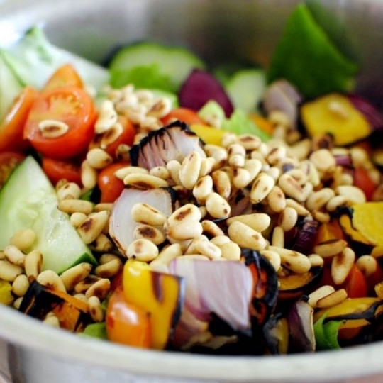 1. Этап. Садовый салат с арахисом: Добавляем в салатницу орехи, обжаренные на гриле овощи. Перемешиваем.