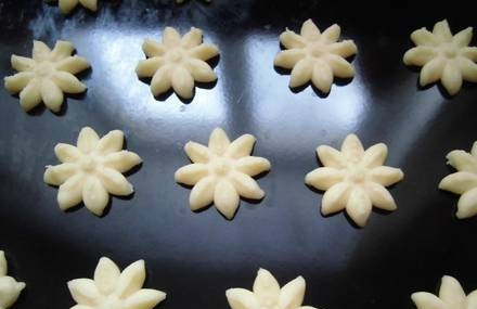 1. Этап. Курабье бакинское: Тесто поместите в кондитерский шприц и выдавите его на противень в виде звёздочек или цветочков.