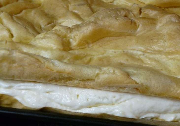 1. Этап. Карпатка: 7. Корж разрежем на 2 части, смажем нашим кремом и накроем второй частью коржа. Теперь пусть в холодильнике настоится примерно час, чтобы крем окончательно превратился в суфле.