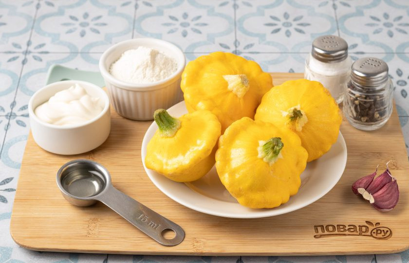 1. Этап. Жареные патиссоны с чесноком: Подготовьте все ингредиенты.