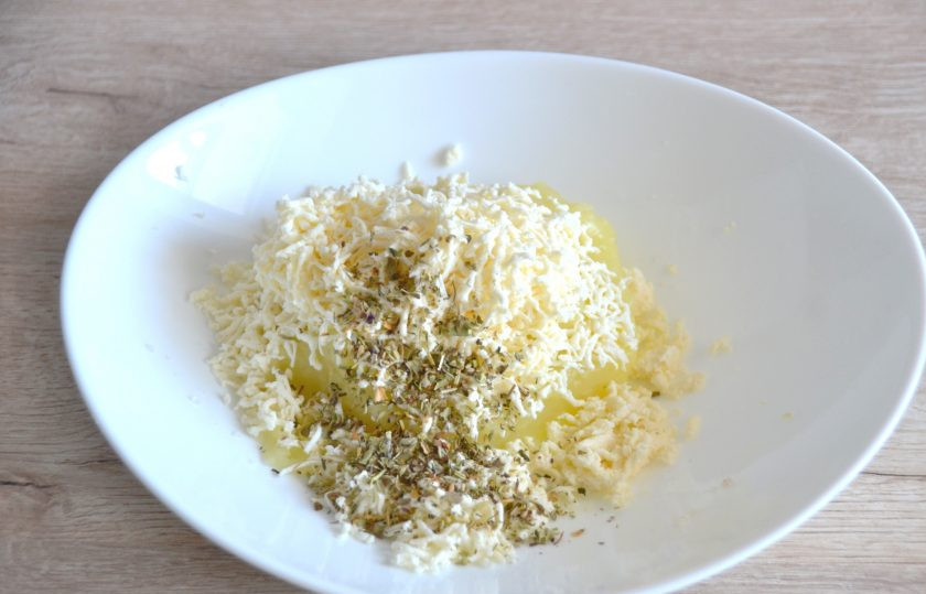 1. Этап. Картофельные профитроли: Пока выпекаются профитроли, приготовьте для них начинку. Смешайте пюре с натертой брынзой (можно заменить любым сыром), добавьте немного пряных трав по вкусу.