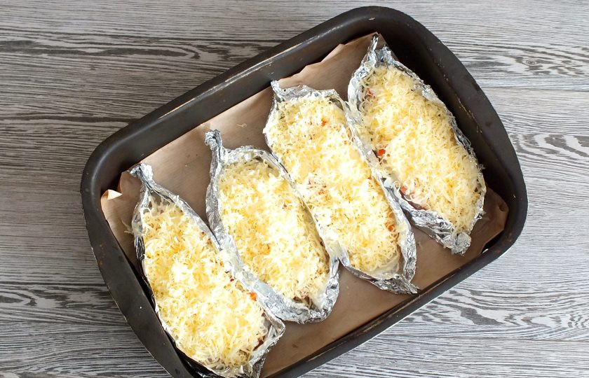 1. Этап. Пикша в духовке под сыром: Подготовленную рыбу, поставьте в разогретую до 180 градусов духовку на 25-30 минут.