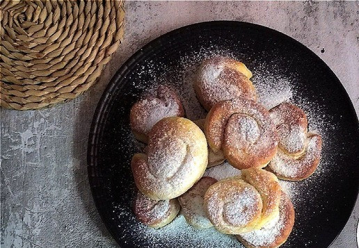 1. Этап. Завитушки к чаю: Присыпаем завитушки сахарной пудрой или просто сахаром (кристалликами).