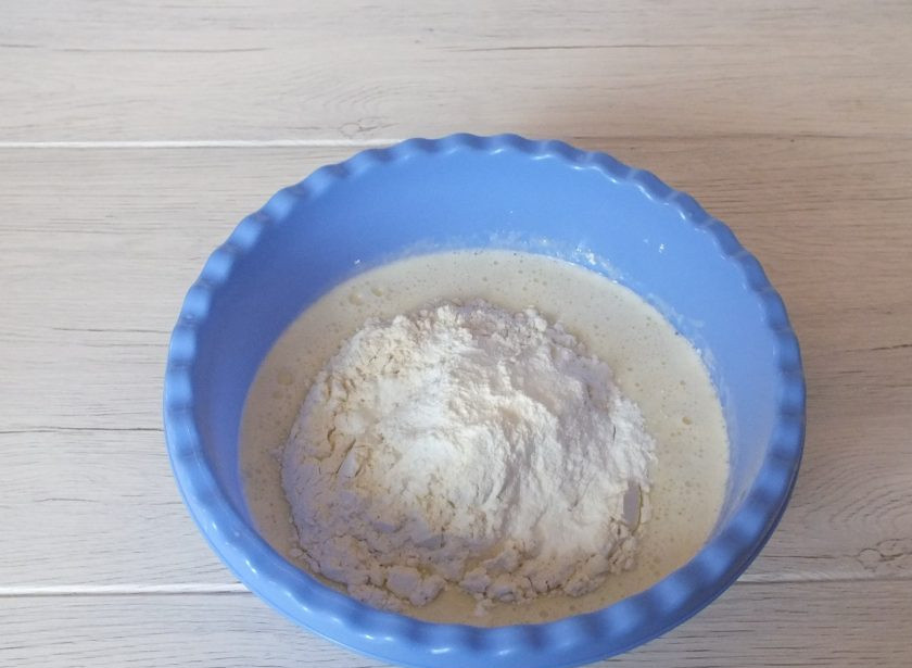 1. Этап. Кекс с яблочным пюре: Добавьте муку и разрыхлитель для теста. Смешайте все на малых оборотах миксером.