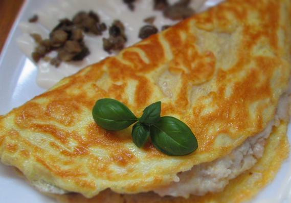 1. Этап. Начинка для бризолей: Складываем блин пополам, украшаем блюдо свежей зеленью и подаем к столу. Поверьте, для завтрака лучшего угощения не найти. Приятного аппетита!