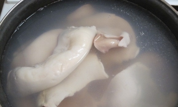 1. Этап. Салат Деликатесный: 1. Кальмары мою и заливаю кипятком, через минуту сливаю воду и очищаю их от кожуры. Отвариваю кальмары в слегка подсоленной воде 2-3 минуты, не больше.