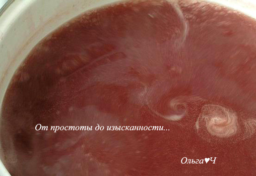 1. Этап. Кисель из яблок и ежевики: В отдельной емкости смешайте крахмал и 250 мл воды. Тонкой струйкой, при постоянном помешивании, влейте крахмальную воду в кастрюлю. Доведите до кипения, постоянно помешивая, снимите с огня, остудите.